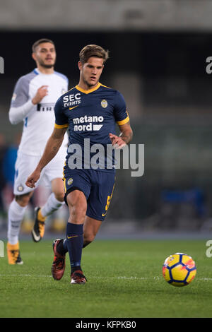 Verona, Italien. 30. Oktober 2017. Bruno Zuculini (Hellas) Fußball/Fußball : italienisches Spiel der Serie A zwischen Hellas Verona 1-2 Inter Mailand im Stadio Marc'Antonio Bentegodi in Verona, Italien. Quelle: Maurizio Borsari/AFLO/Alamy Live News Stockfoto