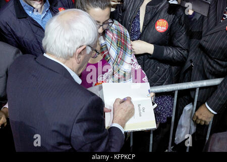 New York, Vereinigte Staaten. 30 Okt, 2017 usa New York, NY, 30.10.2017, Senator Bernie Sanders grüßt Teilnehmer an Wiederwahl Rallye an der Klemme 5, new york city.Credit: Mark j Sullivan/alamy leben Nachrichten Stockfoto