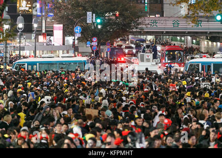 Tokio, Japan. 31. Oktober 2017. Kostümbesucher treffen sich während der Halloween-Feierlichkeiten am 31. Oktober 2017 in Shibuya, Tokio, Japan. Tausende von jungen Erwachsenen versammeln sich, um die jährliche Veranstaltung in Shibuya und Roppongi zu feiern. Erhöhte Sicherheitspräsenz ist um den berühmten Shibuya-Kreuzweg zu sehen. Quelle: Rodrigo Reyes Marin/AFLO/Alamy Live News Stockfoto