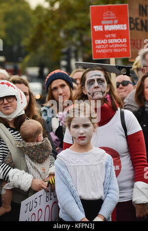 London, Großbritannien. 31 Okt, 2017. der März der Mumien durch das Zentrum von London, die sich für die Rechte der arbeitenden Mütter. Credit: Matthew chattle/alamy leben Nachrichten Stockfoto