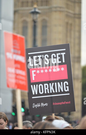 London, Großbritannien. 31. Oktober 2017. Der Marsch der Mumien durch das Zentrum Londons, der sich für die Rechte berufstätiger Mütter einsetzt. Kredit: Matthew Chattle/Alamy Live Nachrichten Stockfoto