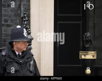 Downing Street, London, Großbritannien. 31. Oktober 2017. Die Minister der Regierung verlassen die Downing Street 10 an einem grauen Herbstmorgen nach dem Kabinettstreffen. Quelle: Malcolm Park/Alamy Live News. Stockfoto