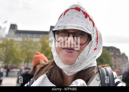 London, Großbritannien. 31. Oktober 2017. Frauen nehmen an einer 'March der Mumien", Marsch von Trafalgar Square bis Parliament Square Anerkennung, Achtung und Ändern für berufstätige Mütter zu verlangen. Viele trugen ein aktuelles Halloween ummy' Kostüm während des Protestes. Credit: Stephen Chung/Alamy leben Nachrichten Stockfoto