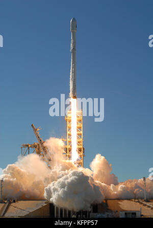 Cape Canaveral, Florida, USA. 30 Okt, 2017. spacex Startet eine Falcon 9 Rakete Durchführung des koreasat-5a Communications Satelliten von Pad 39a am Kennedy Space Center der NASA am 30. Oktober 2017 in Florida. Auf der ersten Stufe der Rakete ca. 10 Minuten nach dem Start landete auf einem spacex drone Schiff in den Atlantischen Ozean. Der Satellit-tv und andere Kommunikationsdienste für die Menschen in Südkorea, Japan und Südostasien. Credit: Paul Hennessy/alamy leben Nachrichten Stockfoto