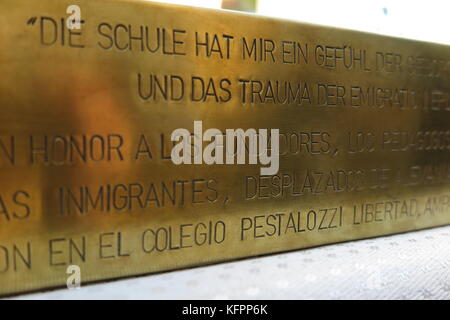 Buenos Aires, Argentinien. 30. Oktober 2017. Der Stolperstein wurde am 30. Oktober 2017 in der Pestalozzi-Schule in Buenos Aires, Argentinien, gelegt. Die Gedenkstätte ehrt die Schule als Zufluchtsort für die im Nationalsozialismus Verfolgten. Kredit: Florencia Martin/dpa/Alamy Live News Stockfoto