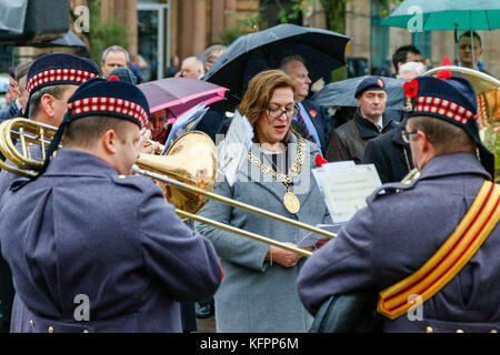 Glasgow, UK. 31 Okt, 2017. Bei starkem Regen, eine Reihe von hochrangigen Militärs, politische Würdenträger wie EVA BOLANDER, der Propst von Glasgow und eine Reihe von Ex-service Männer und Frauen poppy Kraenzen bei der Eröffnung der Garten der Erinnerung auf dem George Square, Glasgow Credit: Findlay/Alamy leben Nachrichten Stockfoto