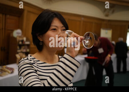 London, Großbritannien. 31 Okt, 2017. Weinliebhaber und Käufer Prüfung echten italienischen Wein & Essen Ausstellung in der Kirche Haus. Credit: Siehe li/alamy leben Nachrichten Stockfoto