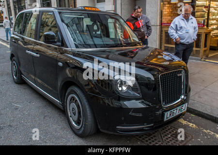London, Großbritannien. 31 Okt, 2017. Ein paar cabies Park ihr Darlehen cab Bei einem Probelauf - das London Electric Vehicle Company's (LEVC) alle - neue TX-Plug-in-Range-extender London Taxi. Die Plug-in-Ersatz für die TX4 ist Verfügbar outright für £ 55,599 zu kaufen, während ein Business Lease von £ 177 pro Woche. London 31. Okt 2017. Credit: Guy Bell/Alamy leben Nachrichten Stockfoto