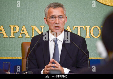 Tokio, Japan. 31 Okt, 2017. NATO-Generalsekretär Jens Stoltenberg mit Reportern an Japan National Press Club in Tokyo Japan am Montag, Oktober 31, 2017 spricht. Foto: Ramiro agustin Vargas tabares Credit: Ramiro agustin Vargas tabares/zuma Draht/alamy leben Nachrichten Stockfoto