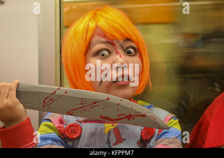 Shibuya, Japan. 31. Oktober 2017. Die Menschen feiern Halloween in Tokio Japan am Montag, 31. Oktober 2017. Foto: Ramiro Agustin Vargas Tabares Credit: Ramiro Agustin Vargas Tabares/ZUMA Wire/Alamy Live News Stockfoto