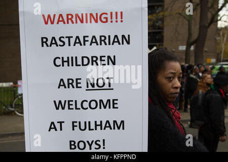 London, Großbritannien. 31 Okt, 2017. Die Demonstranten mit Plakaten außerhalb des Fulhams jungen Schule, die rastafari Junge gefordert, Chikayzea Flandern, 12 abgeschnitten seine Dreadlocks. Credit: Thabo Jaiyesimi/Alamy leben Nachrichten Stockfoto