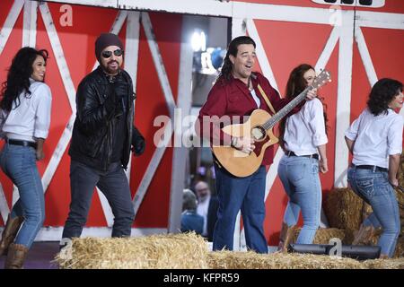 New York, NY, USA. 31. Oktober 2017. Billy Ray Cyrus, Carson Daly in Anwesenheit der NBC Today Show feiert Halloween, Rockefeller Plaza, New York, NY, 31. Oktober 2017. Quelle: Derek Storm/Everett Collection/Alamy Live News Stockfoto