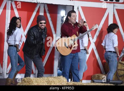 New York, NY, USA. 31. Oktober 2017. Billy Ray Cyrus, Carson Daly in Anwesenheit der NBC Today Show feiert Halloween, Rockefeller Plaza, New York, NY, 31. Oktober 2017. Quelle: Derek Storm/Everett Collection/Alamy Live News Stockfoto