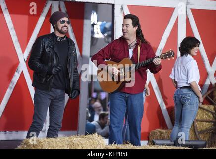 New York, NY, USA. 31. Oktober 2017. Billy Ray Cyrus, Carson Daly in Anwesenheit der NBC Today Show feiert Halloween, Rockefeller Plaza, New York, NY, 31. Oktober 2017. Quelle: Derek Storm/Everett Collection/Alamy Live News Stockfoto