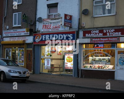 Blackburn, Gerichte zum Mitnehmen. Fast food Kapital. Fast-food-Outlets auf Bank Top. Über die Straße von St. Wilfred's High School. Stockfoto