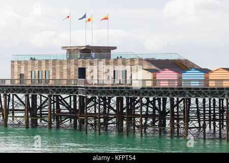 Hastings, East Sussex, Großbritannien. 31.. Oktober 2017. Der RIBA Stirling-Preis 2017 geht an den Pier von Hastings. Hastings Pier wurde von dRMM Architects entworfen. Ein milder sonniger Wintertag in hastings. Foto-Kredit: Paul Lawrenson /Alamy Live Nachrichten Stockfoto