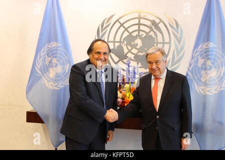 Uno, New York, USA. 31 Okt, 2017. un-sec-gen Antonio Guterres met UN-Menschenrechtsrat Präsident Joaquin Alexander maza Martelli, unter Drohungen der USA beenden Hrc. Credit: Matthew Russell Lee/alamy leben Nachrichten Stockfoto