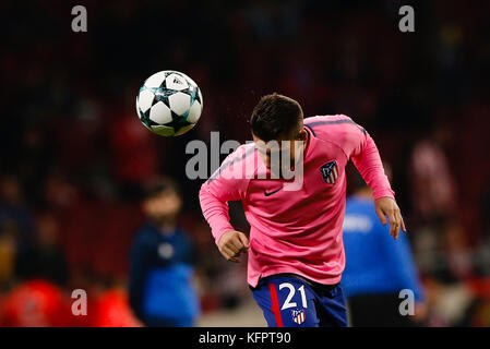 Kevin Gameiro (21) Atletico de Madrid Spieler vor dem Spiel warm-up UCL Champions League zwischen Atletico de Madrid Qarabag am Wanda Metropolitano Stadion in Madrid, Spanien, 31. Oktober 2017 vs. Credit: Gtres Información más Comuniación auf Linie, S.L./Alamy leben Nachrichten Stockfoto