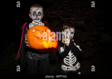 London, Großbritannien. 31 Okt, 2017. London halloween ein 6 Jahre alter Junge für Halloween seinen geschnitzten Kürbis, London Holding gekleidet, uk Credit: Jeff Gilbert/alamy leben Nachrichten Stockfoto