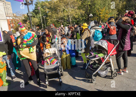 New York, USA. 31 Okt, 2017. Hunderte von Erwachsenen und Kindern in den Washington Square Park in Greenwich Village in New York am Dienstag, 31. Oktober 2017 März in Halloween des 27. jährlichen Kinder Parade. Die jährlichen Kinder- und familienfreundliche Parade sammelt im Park am Brunnen und Märsche rund um den Park. (© Richard b. Levine) Credit: Richard Levine/alamy leben Nachrichten Stockfoto