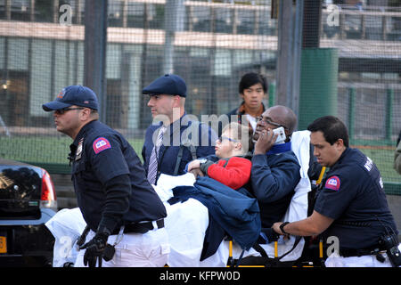 New York, USA. 31. Oktober 2017. Ersthelfer am Tatort eines Terroranschlags in Lower Manhattan. Quelle: Christopher Penler/Alamy Live News Stockfoto