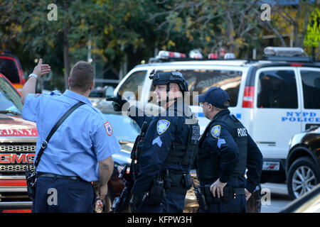 New York, USA. 31. Oktober 2017. Ersthelfer am Tatort eines Terroranschlags in Lower Manhattan. Quelle: Christopher Penler/Alamy Live News Stockfoto