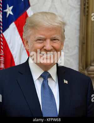 Offizielles Porträt des Präsidenten der Vereinigten Staaten Donald J. Trump, veröffentlicht vom Weißen Haus in Washington, DC am Dienstag, 31. Oktober 2017. Kredit: US Government Publishing Office über CNP /MediaPunch Stockfoto