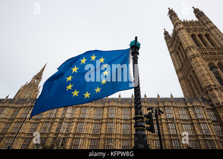London, Großbritannien. 31 Okt, 2017. Flagge der Europäischen Union fliegt gegen Palast von Westminster. Credit: Guy Corbishley/Alamy leben Nachrichten Stockfoto
