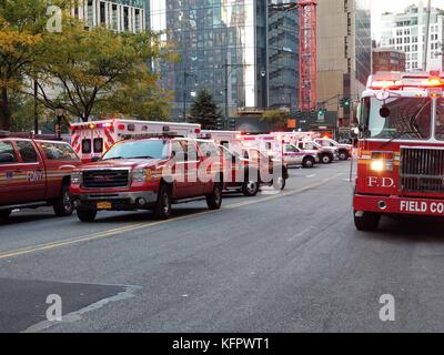 New York City, USA. 31. Oktober 2017. Polizei, Feuerwehr, Bombenkommando und Heimatschutzkräfte umzingeln das Gebiet, in dem ein Terroranschlag in NYC stattfand. Ein Fahrer tötet mehrere Menschen in einem Mietwagen in New York City, 31. Oktober 2017. Es wurde berichtet, dass der Verdächtige lebendig von der Polizei erwischt wurde, nachdem er einen Mietwagen auf einem beliebten Radweg entlang des Hudson River in Tribeca gefahren hatte. Quelle: Brigette Supernova/Alamy Live News Stockfoto