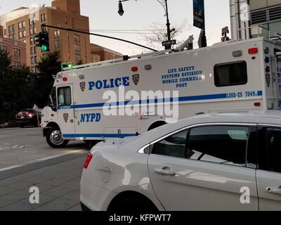 New York City, USA. 31. Oktober 2017. Polizei, Feuerwehr, Bombenkommando und Heimatschutzkräfte umzingeln das Gebiet, in dem ein Terroranschlag in NYC stattfand. Ein Fahrer tötet mehrere Menschen in einem Mietwagen in New York City, 31. Oktober 2017. Es wurde berichtet, dass der Verdächtige lebendig von der Polizei erwischt wurde, nachdem er einen Mietwagen auf einem beliebten Radweg entlang des Hudson River in Tribeca gefahren hatte. Quelle: Brigette Supernova/Alamy Live News Stockfoto