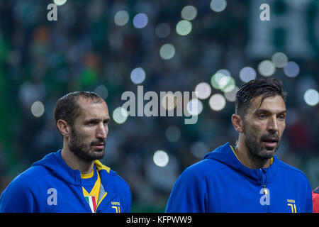 Lissabon, Portugal. 31. Oktober 2017. Giorgio Chiellini (3) und Juventus Torhüter aus Italien Gianluigi Buffon (1) während des Spiels der UEFA Champions League Gruppe D 4., Sporting gegen Juventus Credit: Alexandre de Sousa/Alamy Live News Stockfoto