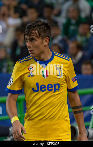 Lissabon, Portugal. 31 Okt, 2017. von juventus nach vorn aus Argentinien Paulo dybala (10) Während des Spiels der 4. Runde des UEFA Champions League Gruppe d, sporting gegen Juventus Credit: Alexandre de Sousa/alamy leben Nachrichten Stockfoto