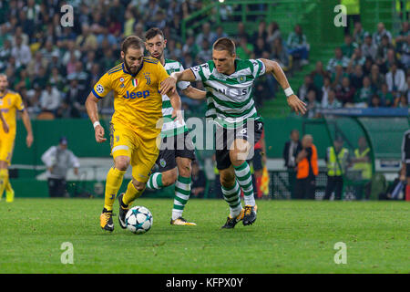 Lissabon, Portugal. 31 Okt, 2017. von juventus nach vorn aus Argentinien Gonzalo higuain (9) Mias mit's sporting Defender aus Portugal andre Pinto (6) während des Spiels der 4. Runde des UEFA Champions League Gruppe d, sporting gegen Juventus Credit: Alexandre de Sousa/alamy leben Nachrichten Stockfoto