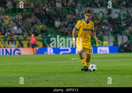 Lissabon, Portugal. 31 Okt, 2017. von juventus nach vorn aus Argentinien Paulo dybala (10) Während des Spiels der 4. Runde des UEFA Champions League Gruppe d, sporting gegen Juventus Credit: Alexandre de Sousa/alamy leben Nachrichten Stockfoto