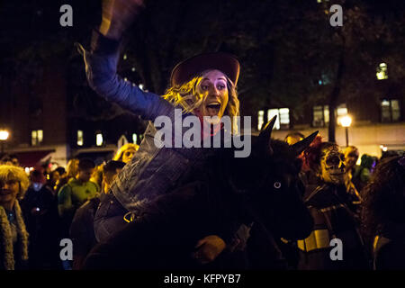 New York, USA. 1 Nov, 2017. Der New Yorker jährliche Village Halloween Parade 2017 Am 6. Avenue Credit: Nino Marcutti/Alamy leben Nachrichten Stockfoto