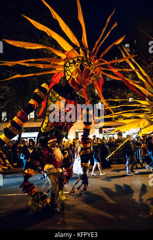 New York, USA. 1 Nov, 2017. Der New Yorker jährliche Village Halloween Parade 2017 Am 6. Avenue Credit: Nino Marcutti/Alamy leben Nachrichten Stockfoto