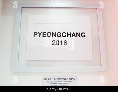 PyeongChang Card, 30. Oktober 2017: Die PyeongChang Card, die der ehemalige IOC-Präsident Jacques Rogge gezeigt hat, um PyeongChang als Siegerkandidaten für die Olympischen Winterspiele 2018 während der 123. IOC-Sitzung am 6. Juli 2011 in Durban zu verkünden, wird in Gangneung, östlich von Seoul, Südkorea, ausgestellt. Die Olympischen Winterspiele 2018 in PyeongChang finden vom 9. Bis 25. Februar 2018 17 Tage lang statt. Die Eröffnungs- und Abschlusszeremonien und die meisten Schneesportarten finden im Bezirk PyeongChang statt. In der Provinz Jeongseon werden Alpine Speed Events stattfinden, und in der Küstenstadt Gangneung werden Eissportarten ausgetragen. (Foto von Lee Ja Stockfoto