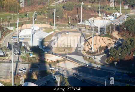 Alpensia Cross-Country Centre, 30. Oktober 2017 : Alpensia Cross-Country Centre (C) im Alpensia Olympic Park der Olympischen Winterspiele 2018 in PyeongChang, östlich von Seoul, Südkorea. Die 23. Olympischen Winterspiele finden vom 9. Bis 25. Februar 2018 17 Tage lang statt. Die Eröffnungs- und Abschlusszeremonien und die meisten Schneesportarten finden im Bezirk PyeongChang statt. In der Provinz Jeongseon werden Alpine Speed Events stattfinden, und in der Küstenstadt Gangneung werden Eissportarten ausgetragen. Quelle: Lee Jae-won/AFLO/Alamy Live News Stockfoto