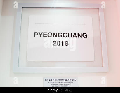 PyeongChang Card, 30. Oktober 2017: Die PyeongChang Card, die der ehemalige IOC-Präsident Jacques Rogge gezeigt hat, um PyeongChang als Siegerkandidaten für die Olympischen Winterspiele 2018 während der 123. IOC-Sitzung am 6. Juli 2011 in Durban zu verkünden, wird in Gangneung, östlich von Seoul, Südkorea, ausgestellt. Die Olympischen Winterspiele 2018 in PyeongChang finden vom 9. Bis 25. Februar 2018 17 Tage lang statt. Die Eröffnungs- und Abschlusszeremonien und die meisten Schneesportarten finden im Bezirk PyeongChang statt. In der Provinz Jeongseon werden Alpine Speed Events stattfinden, und in der Küstenstadt Gangneung werden Eissportarten ausgetragen. (Foto von Lee Ja Stockfoto