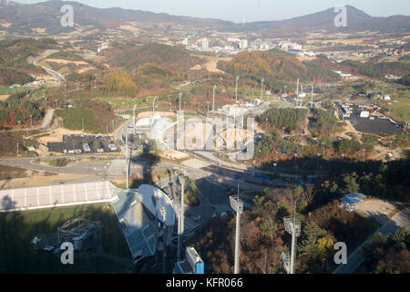 Alpensia Cross-Country Centre, 30. Oktober 2017 : Alpensia Cross-Country Centre (C) im Alpensia Olympic Park der Olympischen Winterspiele 2018 in PyeongChang, östlich von Seoul, Südkorea. Die 23. Olympischen Winterspiele finden vom 9. Bis 25. Februar 2018 17 Tage lang statt. Die Eröffnungs- und Abschlusszeremonien und die meisten Schneesportarten finden im Bezirk PyeongChang statt. In der Provinz Jeongseon werden Alpine Speed Events stattfinden, und in der Küstenstadt Gangneung werden Eissportarten ausgetragen. Quelle: Lee Jae-won/AFLO/Alamy Live News Stockfoto