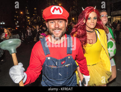 New York, USA. Okt 2017. Enthüller tragen Kostüme, während sie während der Greenwich Village Halloween Parade durch die 6th Avenue von New York marschieren. Kredit: Enrique Shore/Alamy Live News Stockfoto