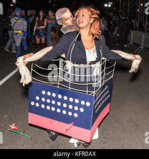 New York, USA. Okt 2017. Enthüller tragen Kostüme, während sie während der Greenwich Village Halloween Parade durch die 6th Avenue von New York marschieren. Kredit: Enrique Shore/Alamy Live News Stockfoto