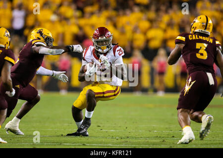 TEMPE, AZ - 28. Oktober: Ronald Jones II (25) des USC Trojans läuft der Ball bei einem Fußball-Spiel zwischen den USC Trojans und die ASU Sonne-teufel am 28. Oktober 2017 An der Sun Devil Stadium in Tempe, Arizona. Jordon Kelly/CSM Stockfoto