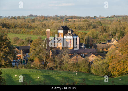 Hook Norton Brauerei im Herbst abends Sonnenlicht. Hook Norton, Oxfordshire, England Stockfoto