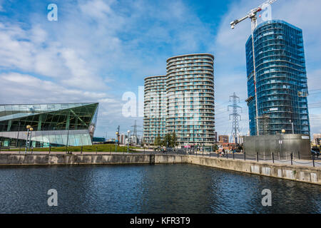 Der Turm, ein neu erbautes Appartementhaus, im Bau in Royal Victoria Dock, in der Nähe der beiden anderen abgeschlossene Blöcke, in London E 16, England, UK. Stockfoto