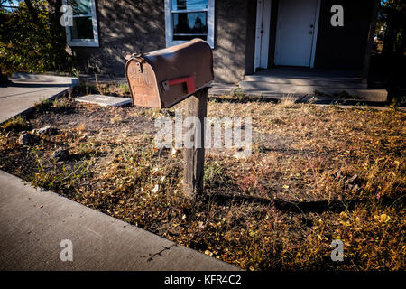 Die Mailbox auf einen verlassenen Ort in Arizona USA abgenutzt Stockfoto