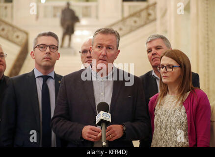 Sinn Fein's Conor Murphy (Mitte) spricht vor den Medien in den Stormont Parliament Buildings, Belfast, während die Gespräche zur Rettung der nordirischen Power-Sharing-Exekutive fortgesetzt werden. Stockfoto