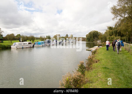 Menschen, die den Themse Path in Northmoor, Upper Thames, Oxfordshire, Großbritannien, bewandern Stockfoto