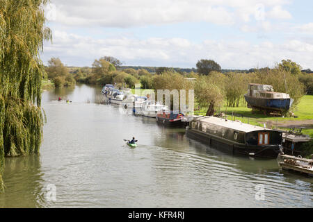 Themse Oxfordshire, Oberlauf bei New Bridge, Northmoor, in der Nähe von Witney, Oxfordshire, Großbritannien Stockfoto