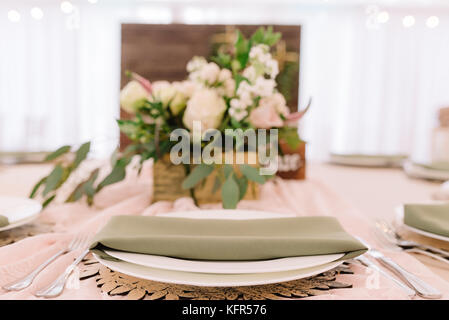 Mit Serviette von getrockneten Kraut Farbe vor Floral, Platte Stockfoto